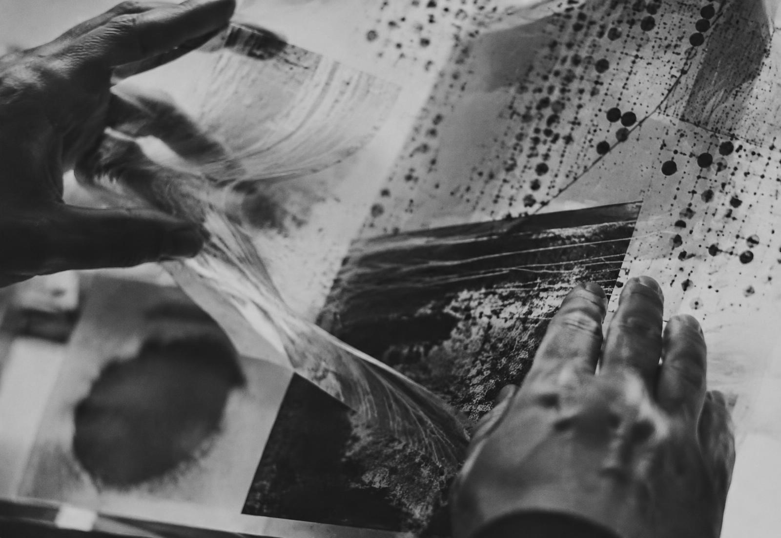 Mãos explorando imagens e dados em composição editorial